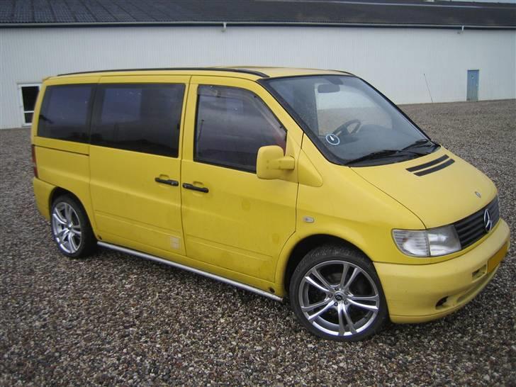 Mercedes Benz Vito 110 2,3TD -=Byttet=- - Fra siden hvor man rigtig kan se de store 19" alubamser billede 1