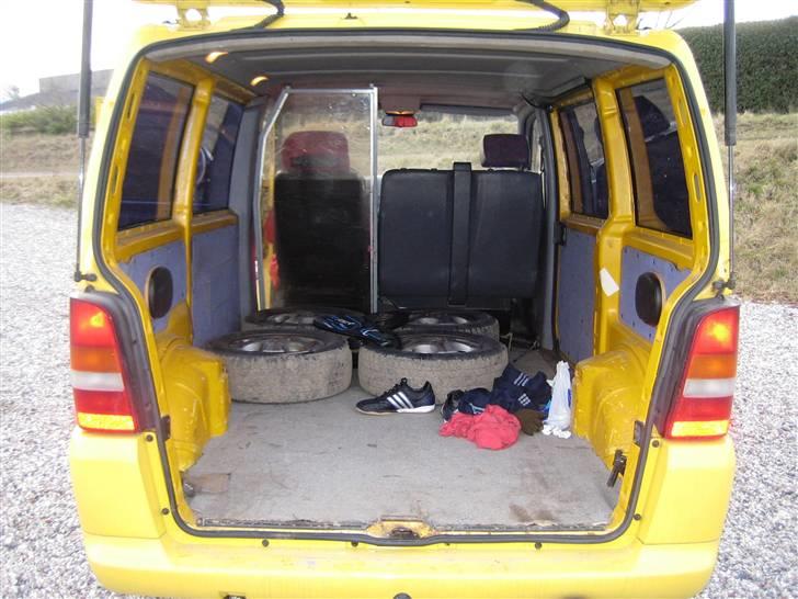 Mercedes Benz Vito 110 2,3TD -=Byttet=- - Der er jo masser af plads til både vinterdæk, tøj og en bette vaps:) billede 7
