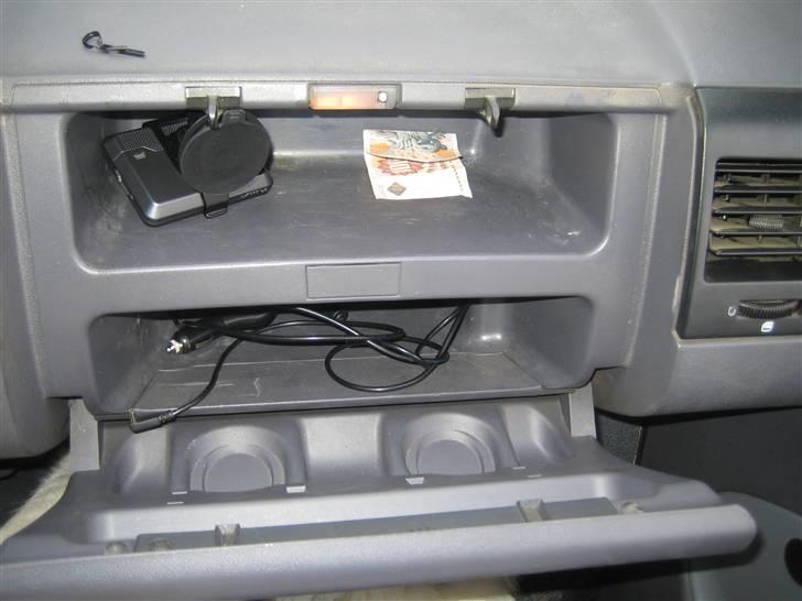 Mercedes Benz Vito 110 2,3TD -=Byttet=- - Handskerummet, ikke ret stort, men der er vel plads til det der skal være plads til billede 12