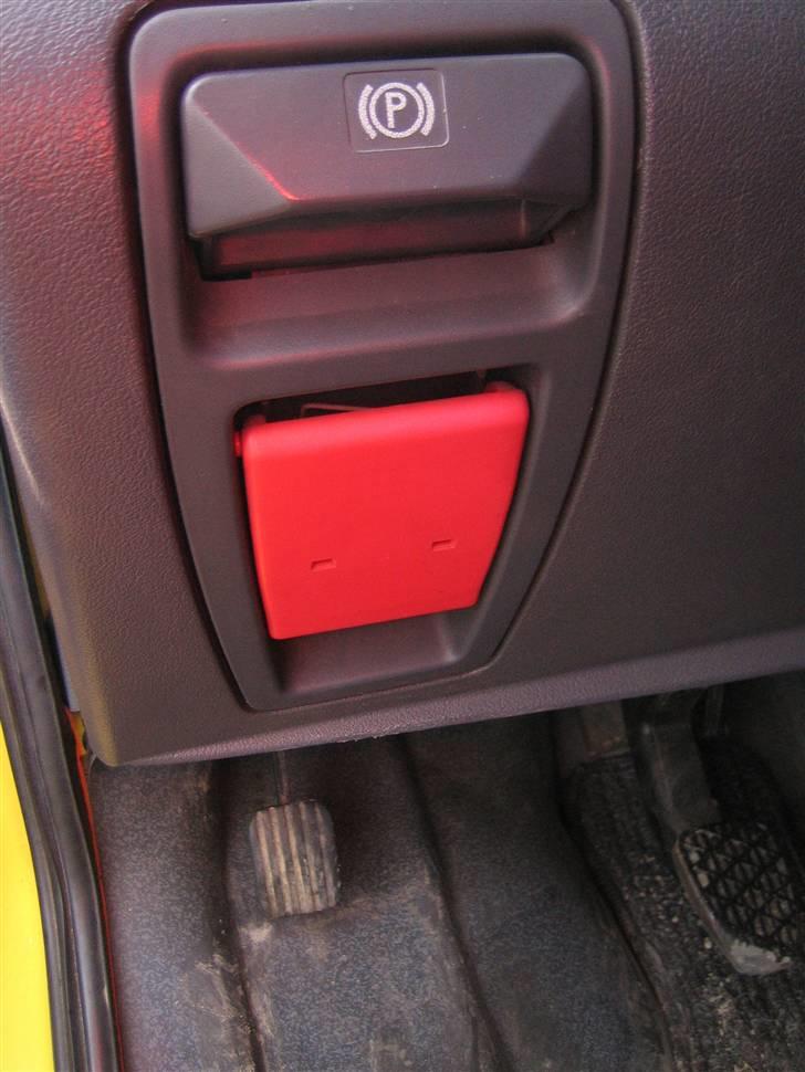 Mercedes Benz Vito 110 2,3TD -=Byttet=- - "Håndbremsen" som skal trædes ned med foden, dog skal den løsnes med hånden, det er altså lidt underligt.. billede 13