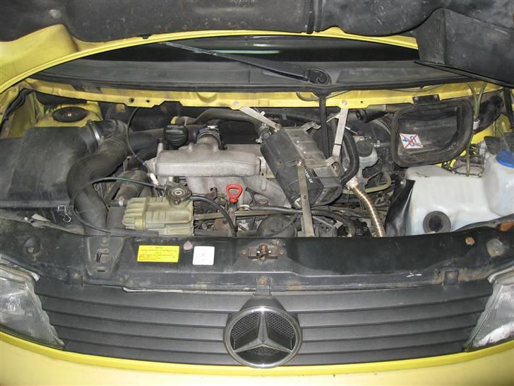 Mercedes Benz Vito 110 2,3TD -=Byttet=- - MIdt i kan man se oliefyret - fantastisk opfindelse:) Herligt og komme ud i en dejlig varm bil om morgenen billede 14