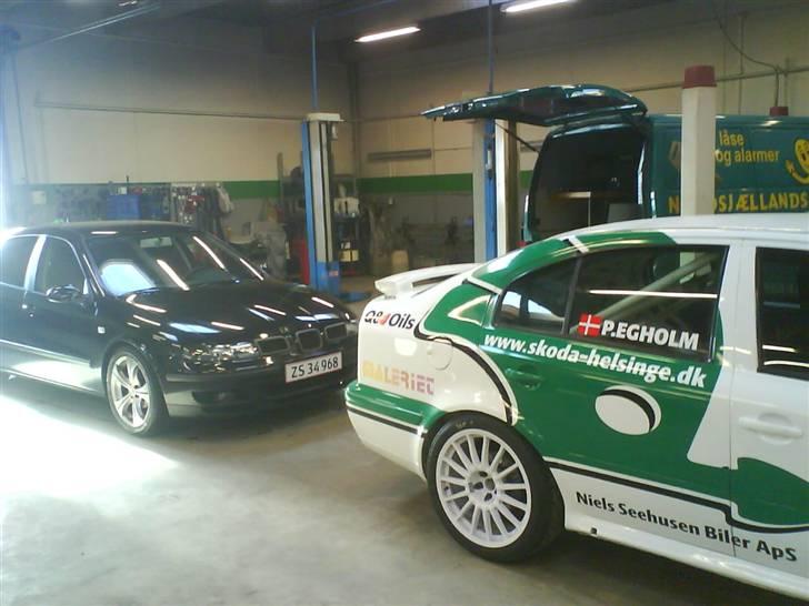 Seat leon - Chefens racer og min i baggrunden:b billede 11