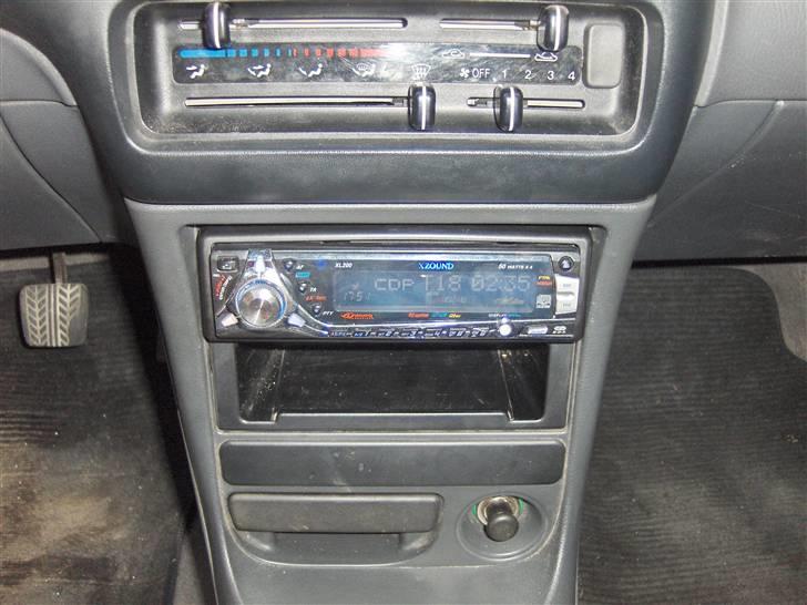 Mazda 323s (TOTALT SKADET) billede 13