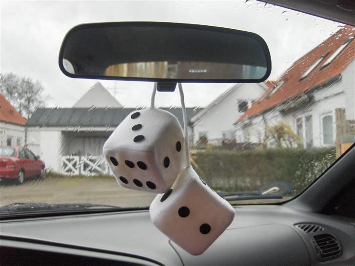 Mazda 323s (TOTALT SKADET) billede 14