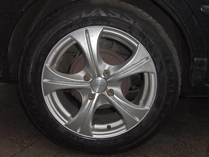 Mazda 323s (TOTALT SKADET) billede 15