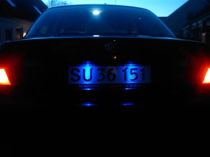 Mazda 323s (TOTALT SKADET) billede 16