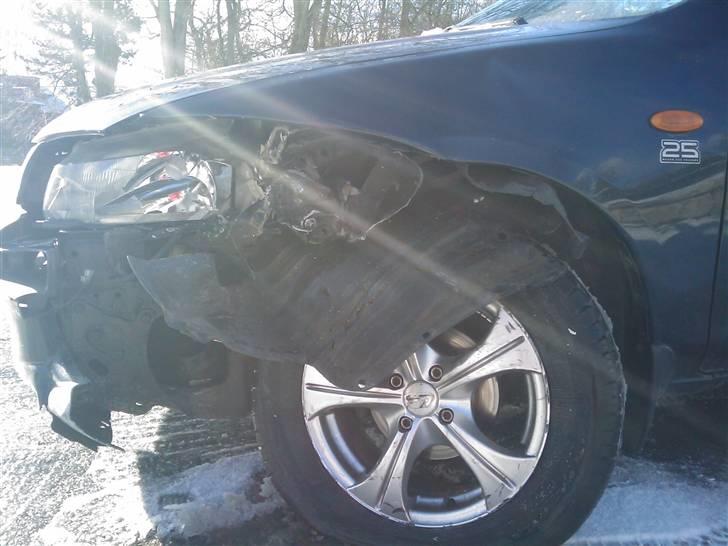 Mazda 323s (TOTALT SKADET) billede 19