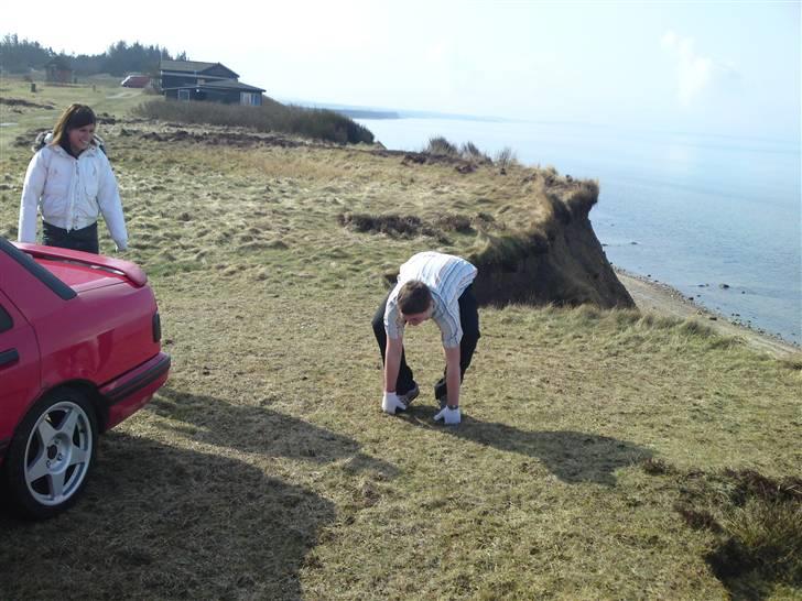 Ford Sierra ( SOLGT) - Well min fætter skulle lige vise han kunne stå på hændeR :P billede 4