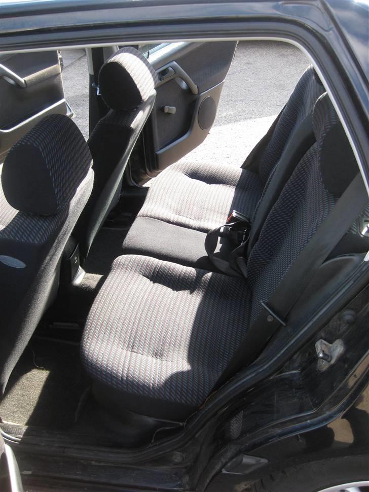 VW Vento - Bagsædet er der ikke meget plads på.  billede 9