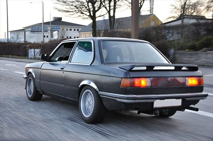 BMW E21 323i SOLGT billede 1