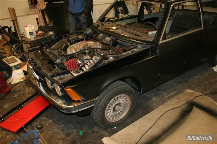 BMW E21 323i SOLGT billede 2