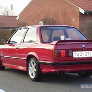 BMW E30 320i