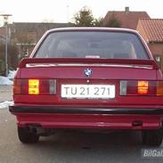 BMW E30 320i