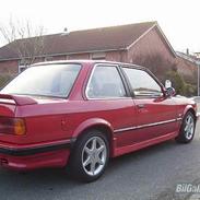 BMW E30 320i