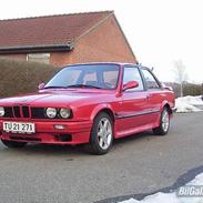 BMW E30 320i