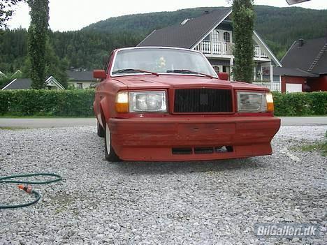 Volvo 240 aka Michelle - Med ny fronten som er langt i fra ferdig.. har tatt av listene . alt skal sparkles i hopen! har fådd grill i pansret. ser litt finere ut. skal prøve og få tatt bilde snart! billede 1