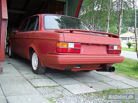 Volvo 240 aka Michelle - sånn ser bilen ut nå! nå er det bare lakk som mangler ja! og sideskjørt;) billede 2