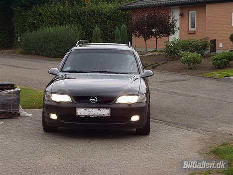 Opel Vectra B Wagon **Solgt** - Alle pære i fronten er Phillips BlueVision, det giver et kanon lys. Havde også øjnskygger på, det skal den have igen !! billede 9