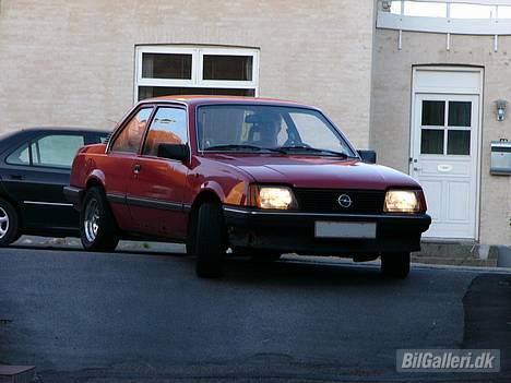 Opel Ascona C (SOLGT) - der er blevet monteret hvide blink nu og røde dioder i positionlyset istedet for hvidt billede 3