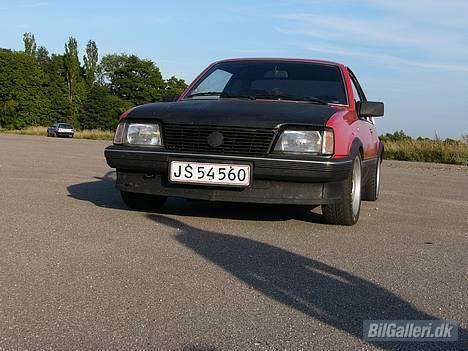 Opel Ascona C (SOLGT) - hmm.. de sQ da af de gamle stål hjul med det samme.,.  :) og har fået fjernet hængertræk og anden remus billede 7