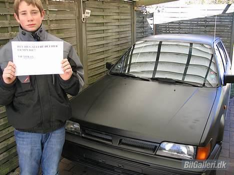 Nissan Sunny - Her er beviset. Selv om jeg er lille, er det altså min bil..!! billede 3