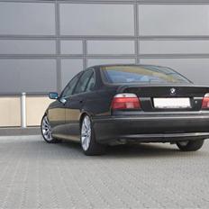 BMW E39 528i