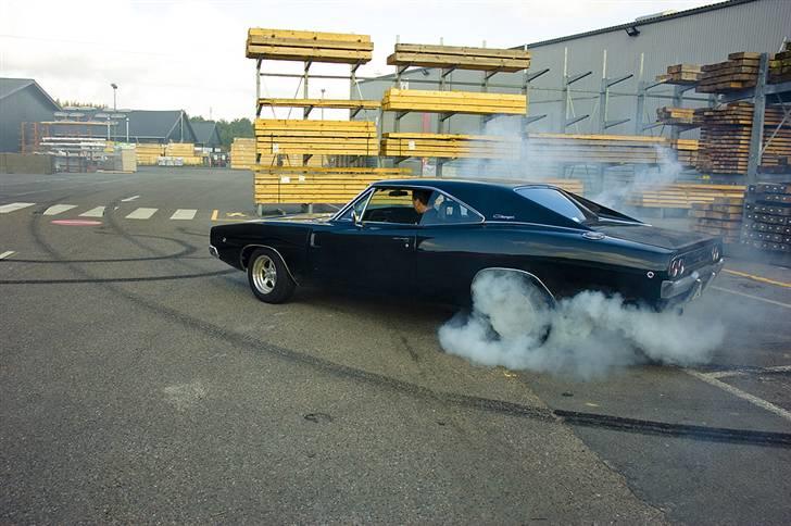 Dodge Charger R/T - Stark i Glostrup 2008. Vi kan bare ikke lade vær med at trække sorte streger og lave røg. Mopar :-) billede 7