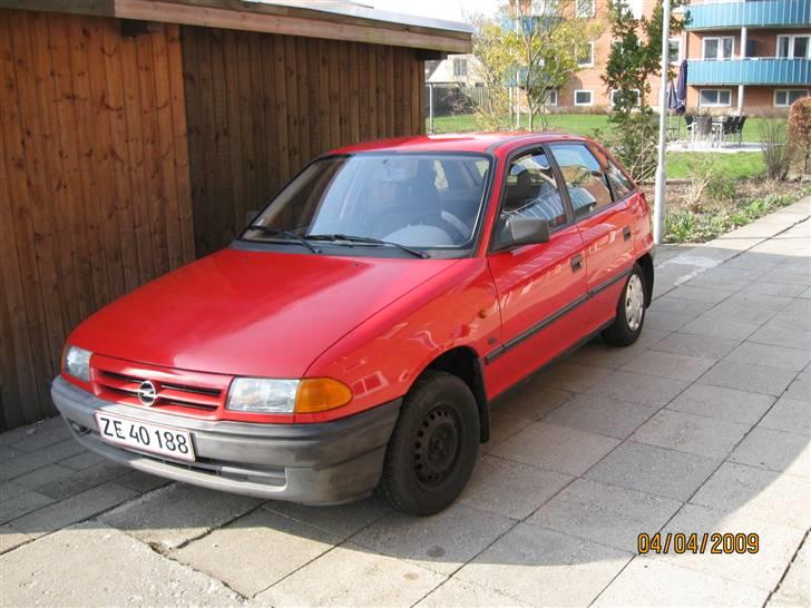 Opel Astra 1,6i  solgt - Efter, skal dog ha´engang mere. Det er gjort med håndkraft(knofedt) Det hjalp da noget på farven, men tag og kølerhjelm skal ihverfald ha´mindst engang mere, også skal kofangerne ha´noget farve billede 13