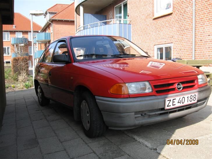 Opel Astra 1,6i  solgt - Efter, skal dog ha´engang mere. Det er gjort med håndkraft(knofedt) Det hjalp da noget på farven, men tag og kølerhjelm skal ihverfald ha´mindst engang mere, også skal kofangerne ha´noget farve billede 14