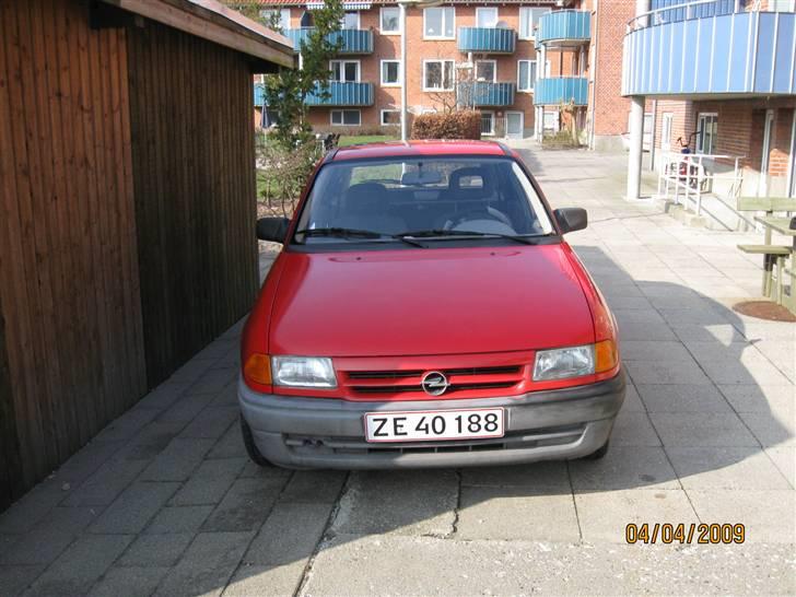 Opel Astra 1,6i  solgt - Efter, skal dog ha´engang mere. Det er gjort med håndkraft(knofedt) Det hjalp da noget på farven, men tag og kølerhjelm skal ihverfald ha´mindst engang mere, også skal kofangerne ha´noget farve billede 15