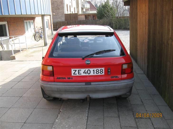 Opel Astra 1,6i  solgt - Efter, skal dog ha´engang mere. Det er gjort med håndkraft(knofedt) Det hjalp da noget på farven, men tag og kølerhjelm skal ihverfald ha´mindst engang mere, også skal kofangerne ha´noget farve billede 16
