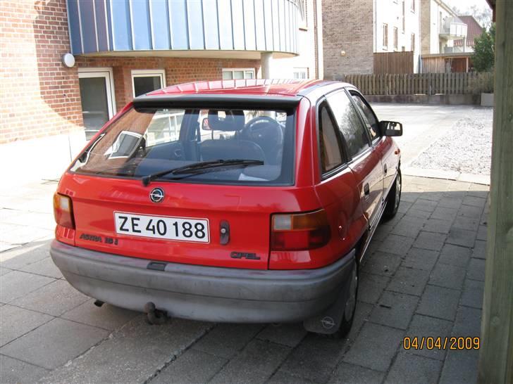 Opel Astra 1,6i  solgt - Efter, skal dog ha´engang mere. Det er gjort med håndkraft(knofedt) Det hjalp da noget på farven, men tag og kølerhjelm skal ihverfald ha´mindst engang mere, også skal kofangerne ha´noget farve billede 17