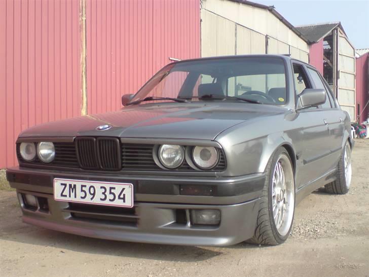 BMW E30 320i/323i wrapping - Ikke helt færdig den ene forskærm skal lige pakkes om og div små ting skal monteres på bilen.. billede 1