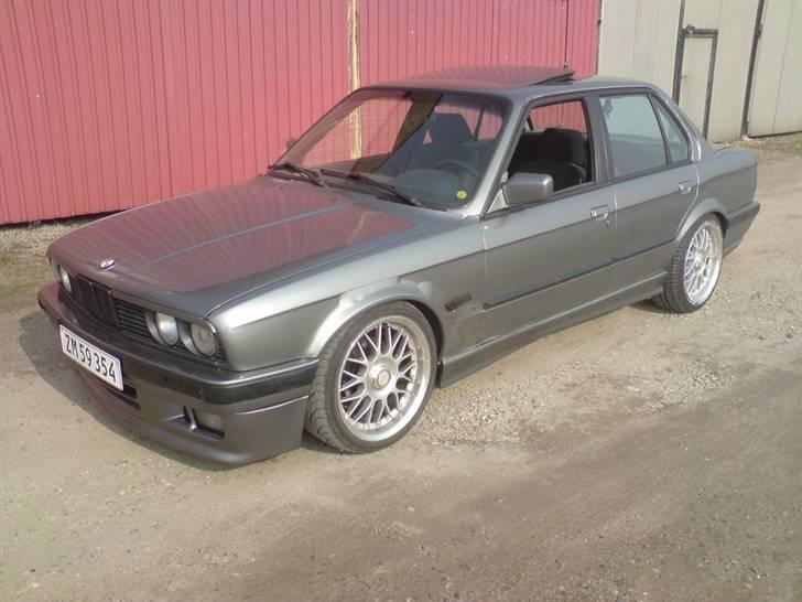 BMW E30 320i/323i wrapping - Ikke helt færdig den ene forskærm skal lige pakkes om og div små ting skal monteres på bilen.. billede 2
