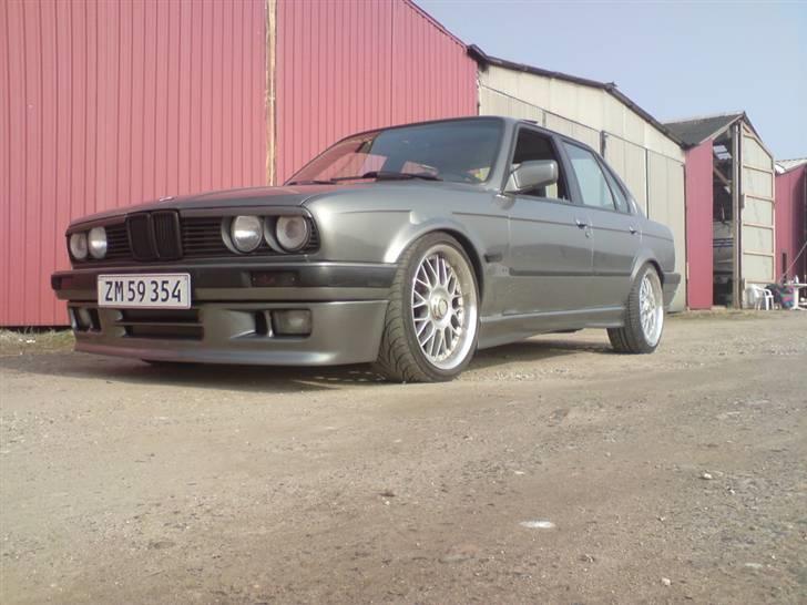 BMW E30 320i/323i wrapping - Ikke helt færdig den ene forskærm skal lige pakkes om og div små ting skal monteres på bilen.. billede 3