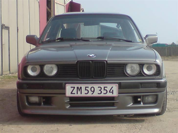 BMW E30 320i/323i wrapping - Ikke helt færdig den ene forskærm skal lige pakkes om og div små ting skal monteres på bilen.. billede 4