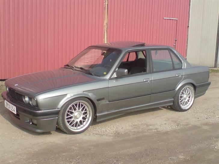 BMW E30 320i/323i wrapping - Ikke helt færdig den ene forskærm skal lige pakkes om og div små ting skal monteres på bilen.. billede 5