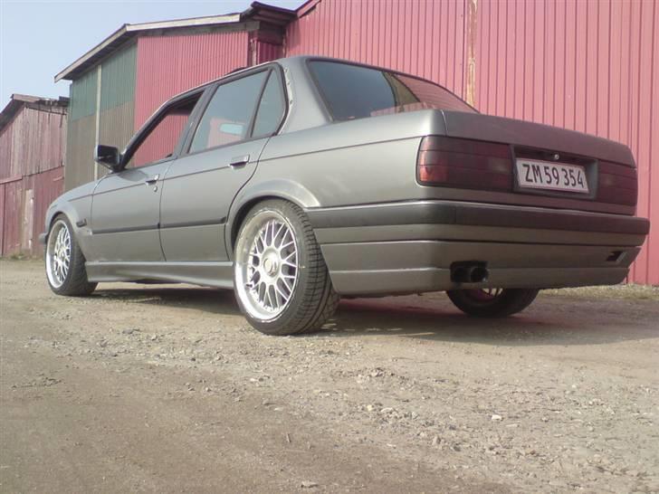 BMW E30 320i/323i wrapping - Ikke helt færdig den ene forskærm skal lige pakkes om og div små ting skal monteres på bilen.. billede 6