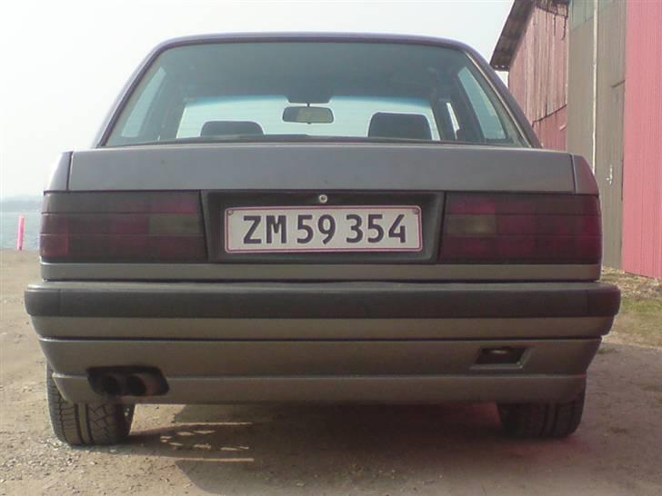 BMW E30 320i/323i wrapping - Ikke helt færdig den ene forskærm skal lige pakkes om og div små ting skal monteres på bilen.. billede 7