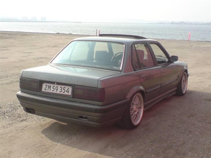 BMW E30 320i/323i wrapping - Ikke helt færdig den ene forskærm skal lige pakkes om og div små ting skal monteres på bilen.. billede 8