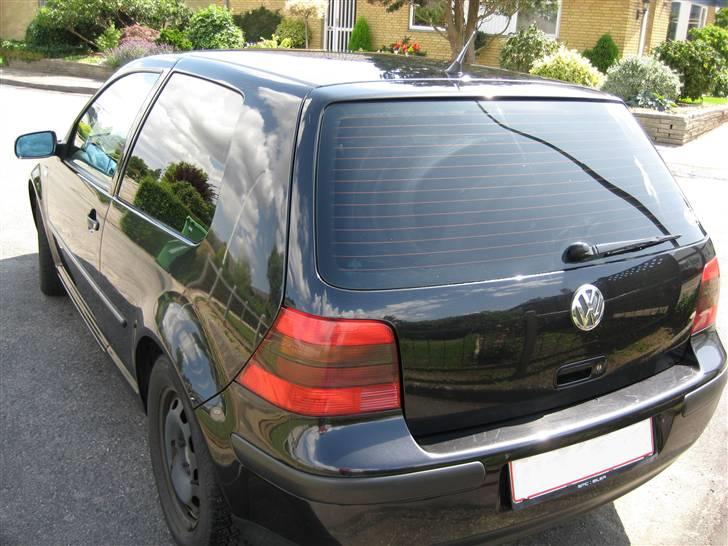 VW Golf 4 *SOLGT* - Har fået mørke ruder bagi og blevet sænket. billede 3
