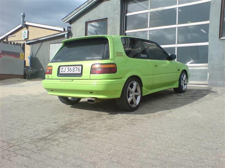 Toyota corolla Gsi  - der har den lige fået en gang voks så hun skinder igen :-) billede 11