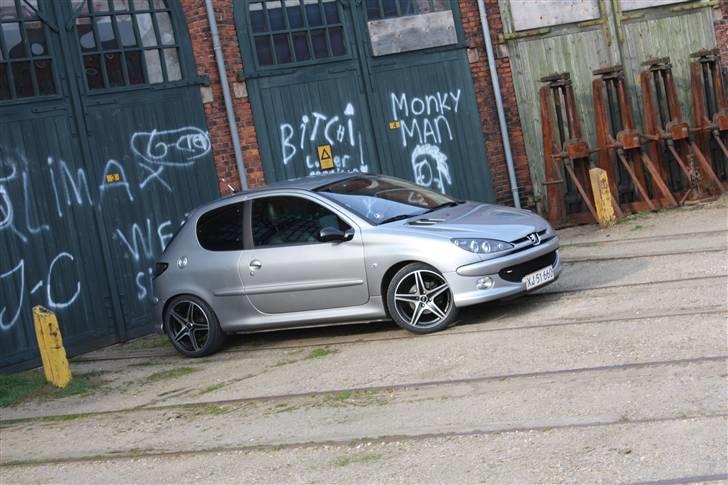Peugeot 206 S16 Griffe SOLGT! - Nej bagenden er ikke en anden farve ;) den holder bare delvist i skyggen billede 1