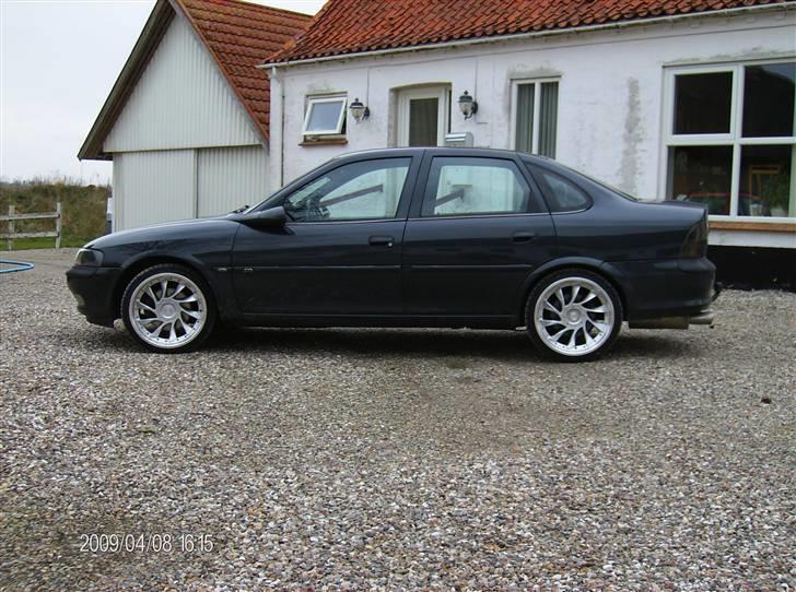 Opel  !BYTTET!        - Ser sku godt ud med de nye fælge... Fælgene er 8x18", med 215/35-18 dæk på, så ser lidt "tysker" agtigt ud... FEDT... billede 8