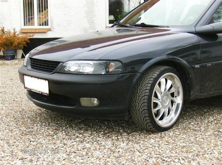 Opel  !BYTTET!        - Ser sku godt ud med de nye fælge... Fælgene er 8x18", med 215/35-18 dæk på, så ser lidt "tysker" agtigt ud... FEDT... billede 9