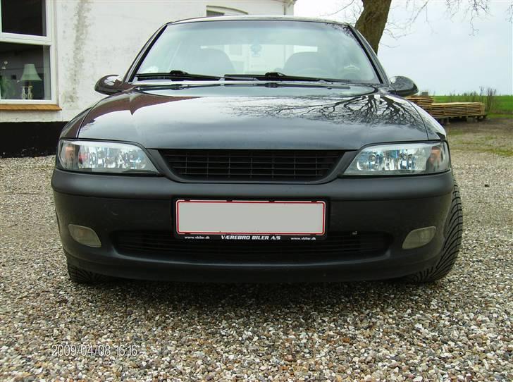 Opel  !BYTTET!        - Fronten med de nye klarglas forlygter med sort baggrund, og det emblemfrie frontgitter... billede 14