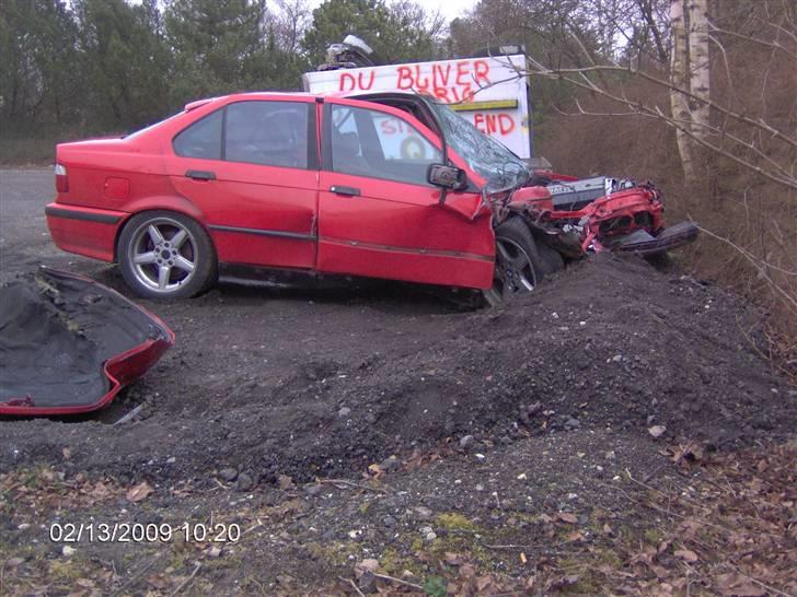 BMW E36 325i "totalskadet" - som den står nu.. flot ik ? :) billede 18