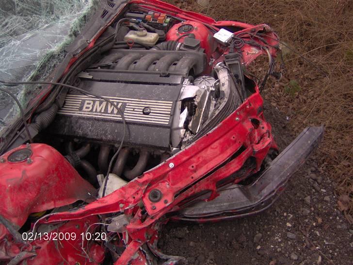 BMW E36 325i "totalskadet" - pæn og velholdt motor.. dog uden knastkæde og strammer :D billede 19