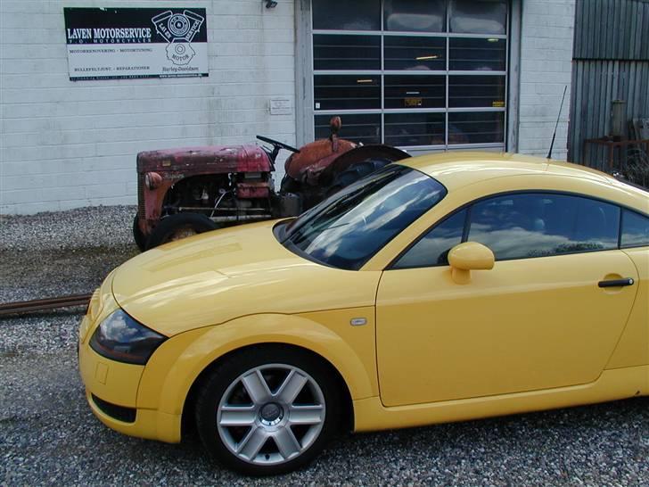 Audi TT Abt Quattro - Den gamle fyr bagved skal man vist ikke udfordrer... Tror ikke den lille Audi - trods alt er i samme stand når den er 52 år gammel... Iøvrigt har Ferguson´en 70 ccm. større motor... Dog knapt så meget effekt... ;-)  billede 13