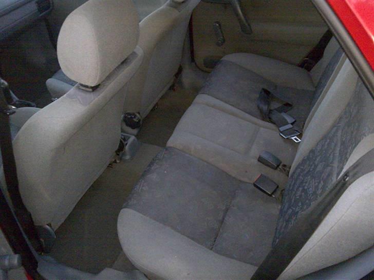 Skoda Felicia 1.3 LXi [SOLGT] - Passagersæder og bagerste del af kabinen efter rengøring billede 5